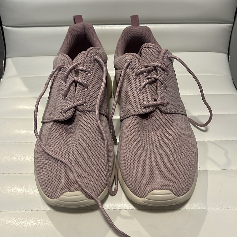 NWOT Nike Roshe One. - Picture 3 of 5